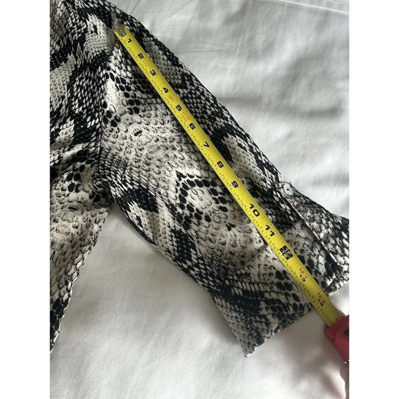 Phanuel Womens Blouse Animal Print Roll Tab Sleeve V-neck Size Medium - Picture 13 of 15